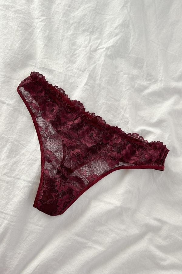 bordowe stringi koronkowe