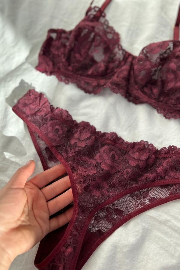 stringi z bordowej koronki