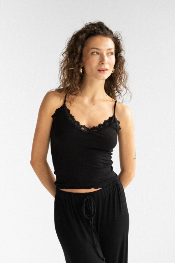 czarny top z koronką na dekolcie wiskoza.jpg